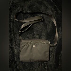 Lululemon - Curved Lines Crossbody bag
